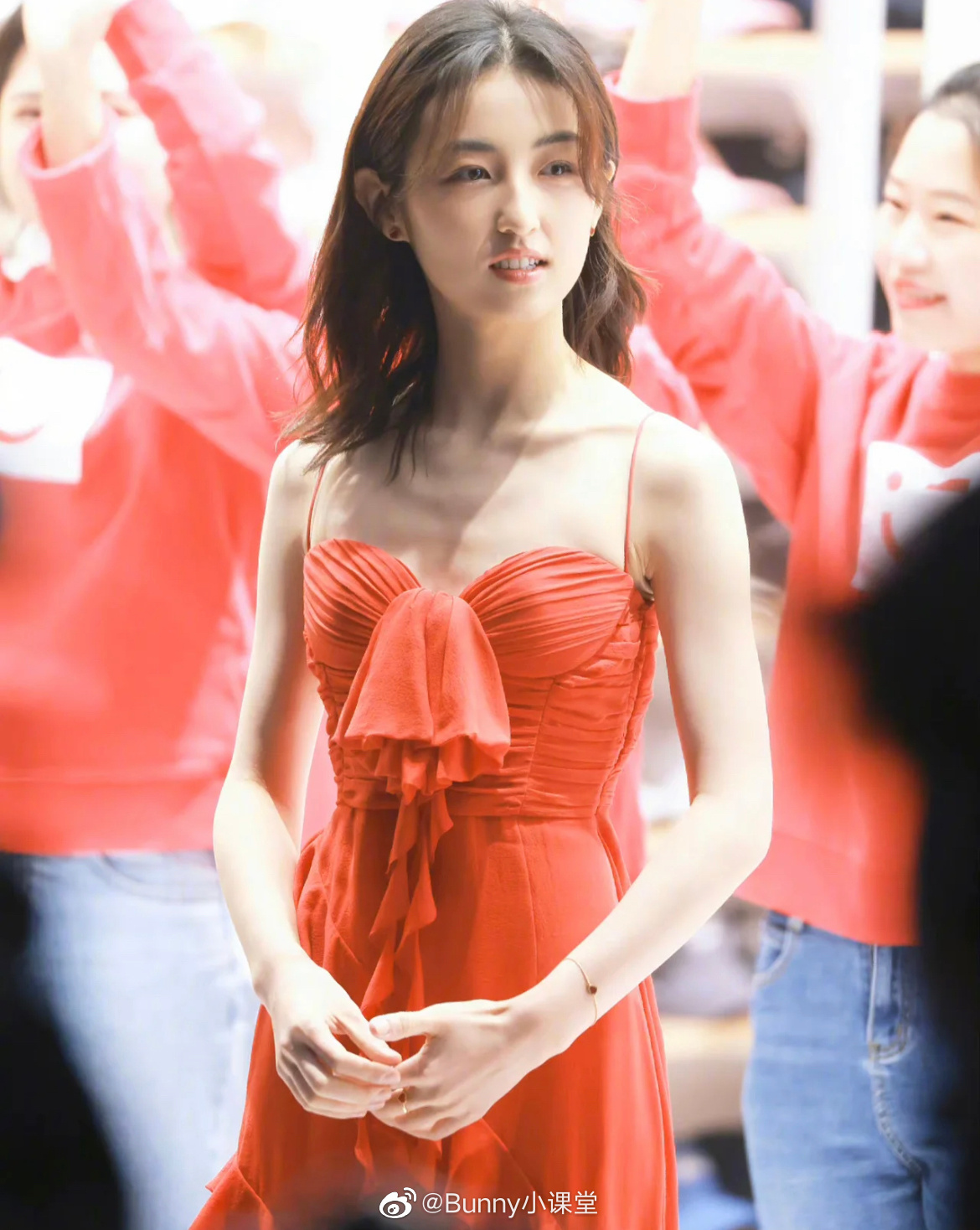 张子枫红裙造型出席活动,妹妹瘦了好多啊|张子枫|红裙|出席活动_新浪