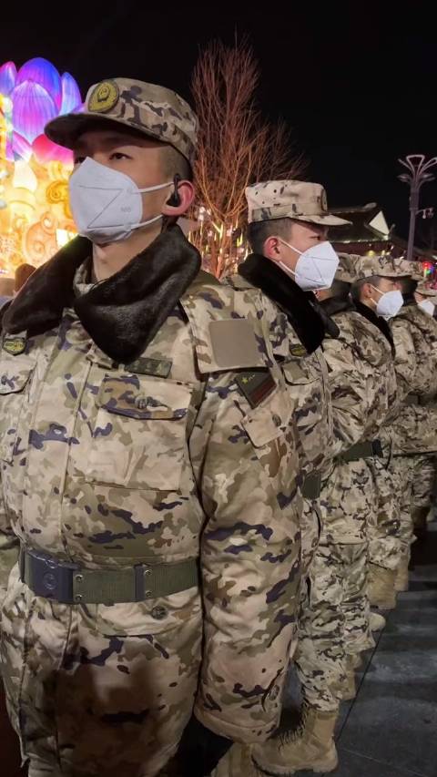 南京夫子庙元宵灯会武警确保灯会安宁