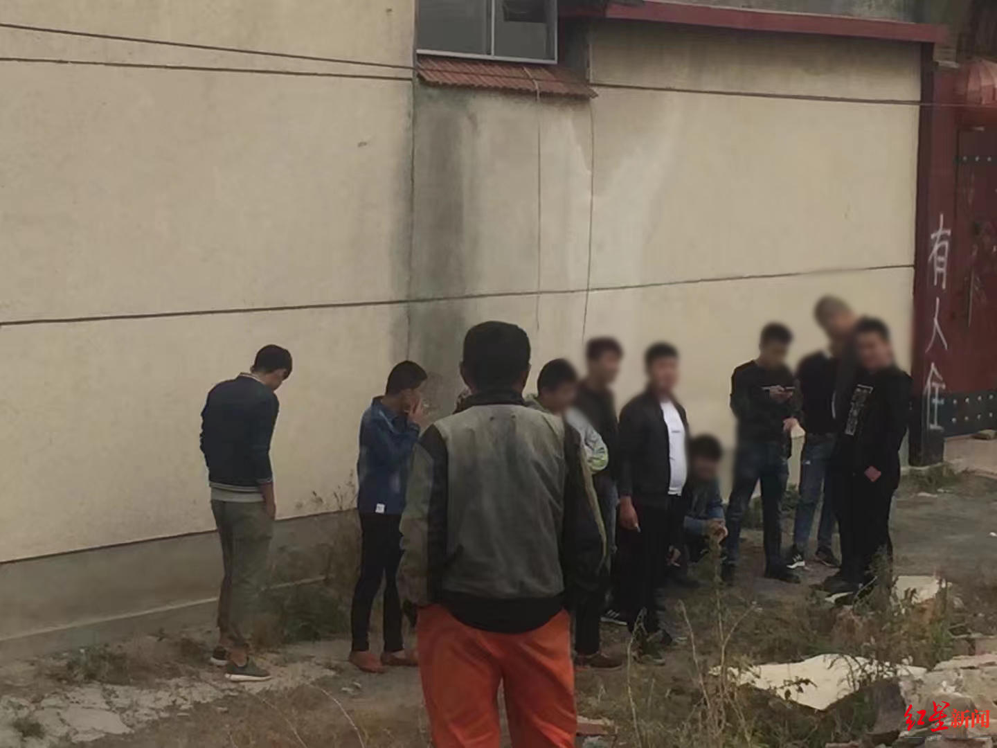 施工现场出现不明身份的青壮年人员，王海燕出面协调。