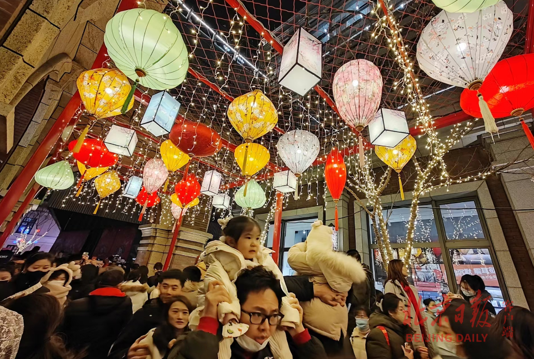 美图|前门北京坊大红灯笼高高挂,元宵赏花灯阖家团圆尽笑颜_手机新浪网