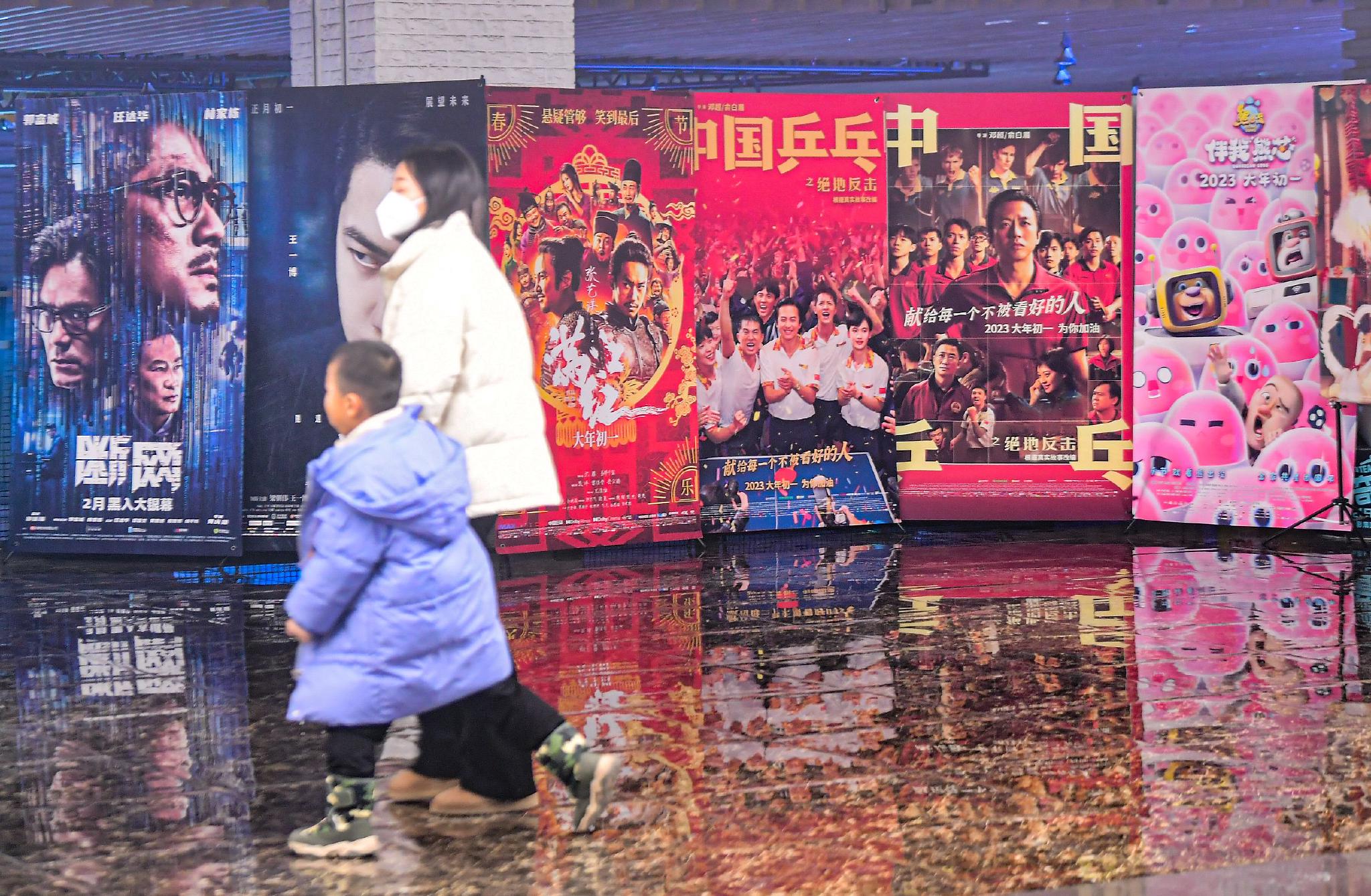 2023年1月24日，沈阳，市民进入电影院观看春节档电影。  视觉中国 图