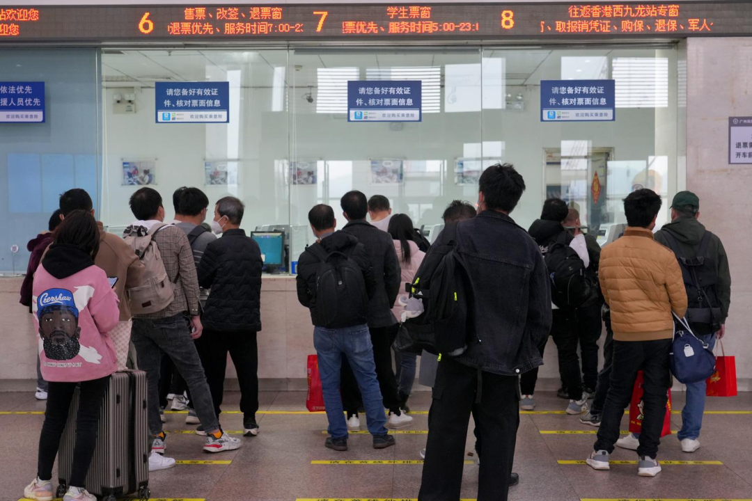 广州南站候车室旅客有序排队购票