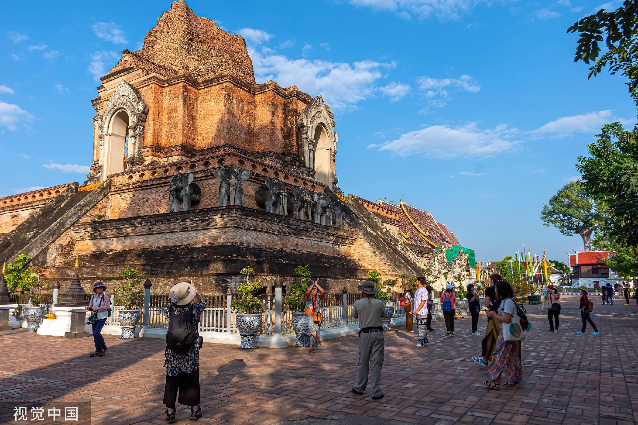 当地时间2023年1月11日，泰国清迈，参观卧车銮寺的游客。