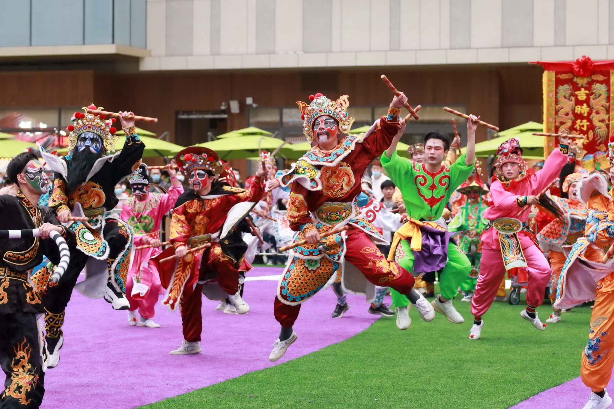 火爆全国的非遗英歌舞在深圳湾上演,激励市民奋勇向前|非遗_新浪新闻