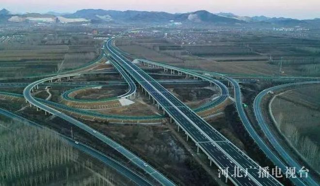 2月4日，京秦高速遵化至秦皇岛段正式收费运营，至此，京秦高速公路实现全线贯通。樊连贵 摄