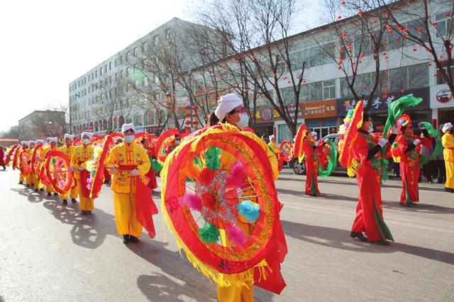 2月1日,方山县圪洞镇高家庄村秧歌队走上街头,欢天喜地迎元宵.