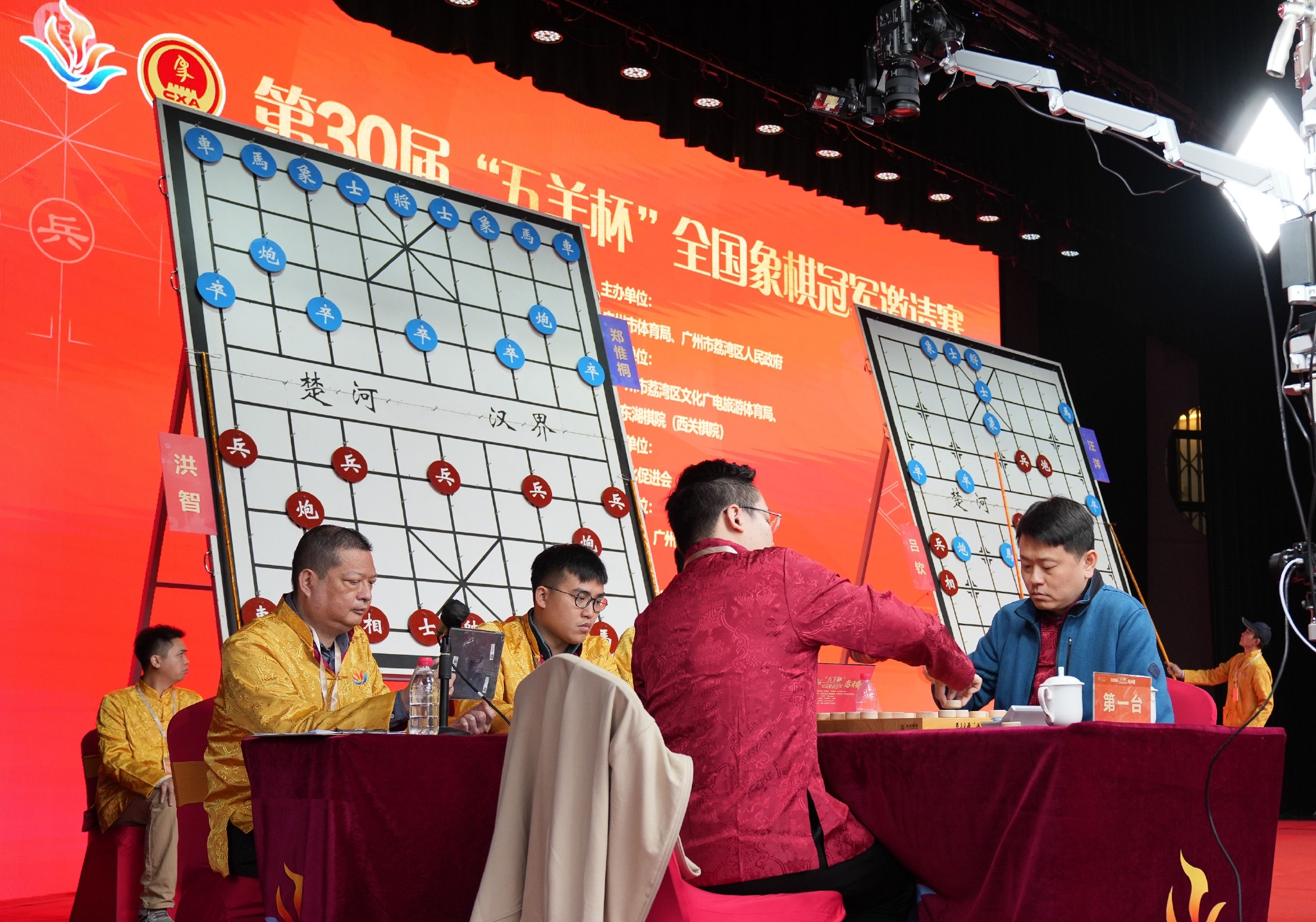 新华社发(陈秋明摄)2月5日,吕钦(中)获得第30届"五羊杯"全国象棋冠军