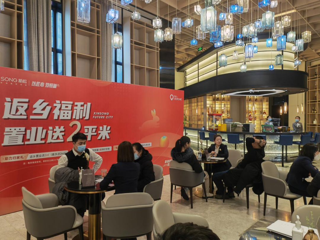 哈尔滨新松·未来one售楼处几乎坐满了客户.王迎超/摄