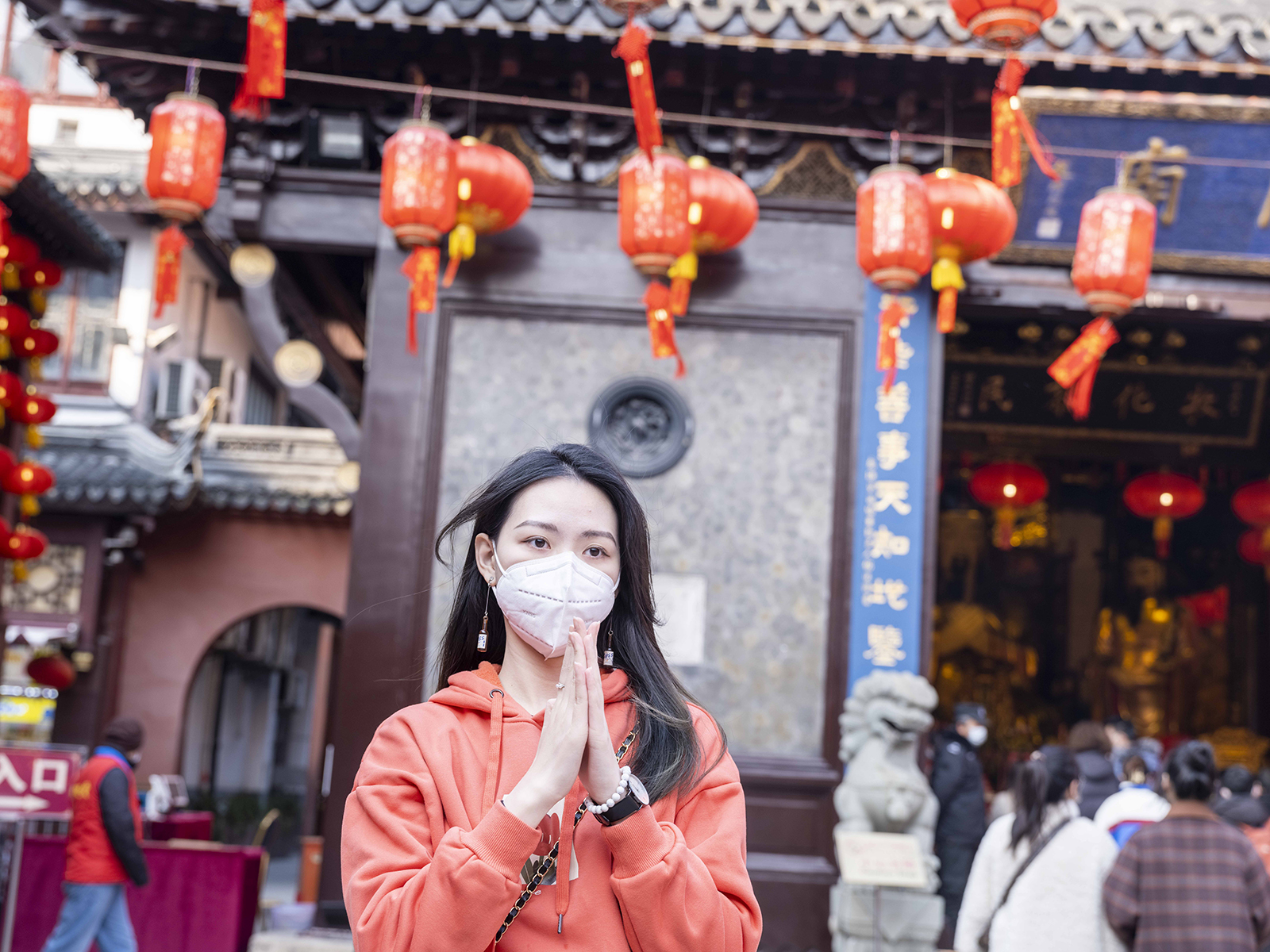 一名女孩子在城隍庙里祈福新的一年幸福安好.澎湃新闻记者 许海峰 图