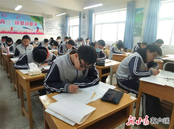 兰州一中高三学生正在进行开学摸底测试.