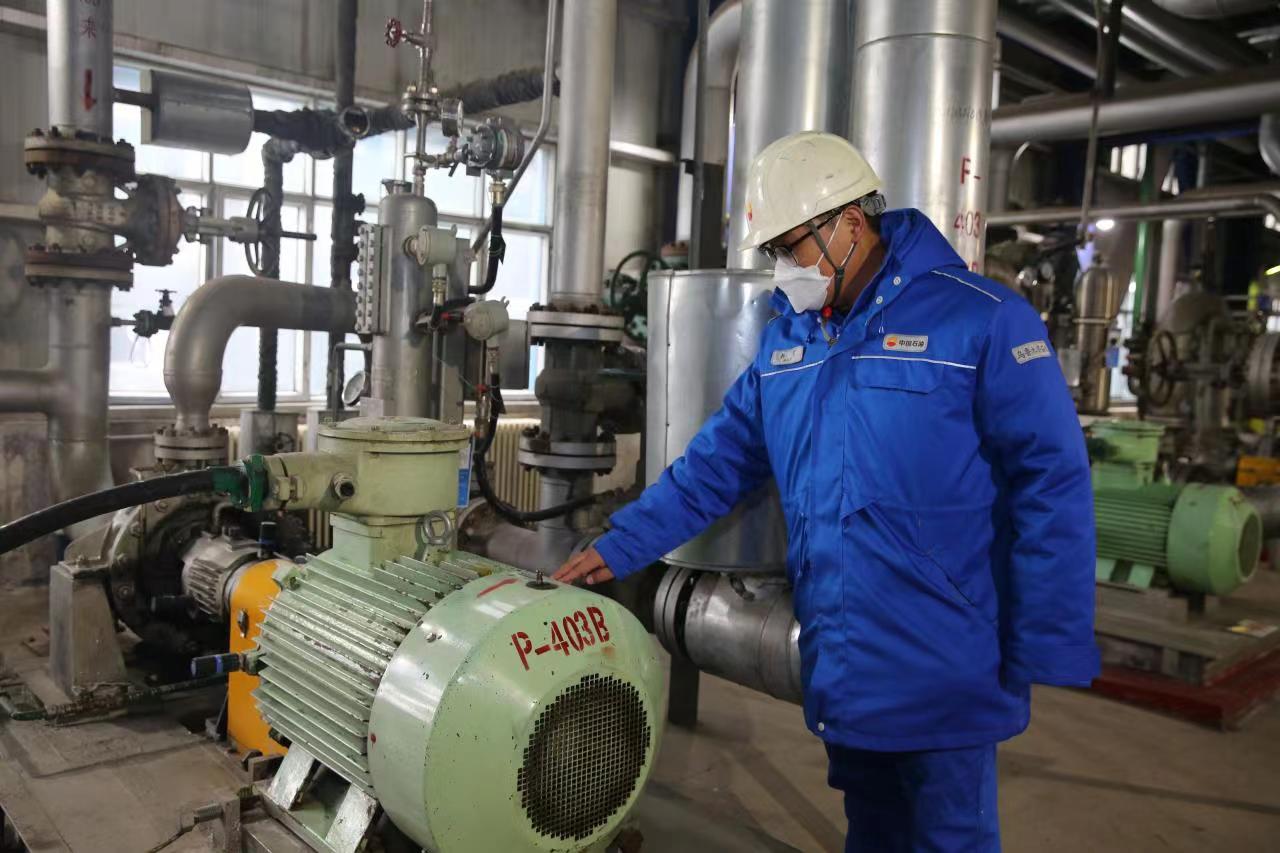 炼油厂炼油一车间员工韩贺在常减压装置巡检 .黄丽华摄