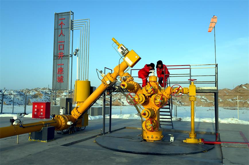 克拉2气田员工在巡检气井