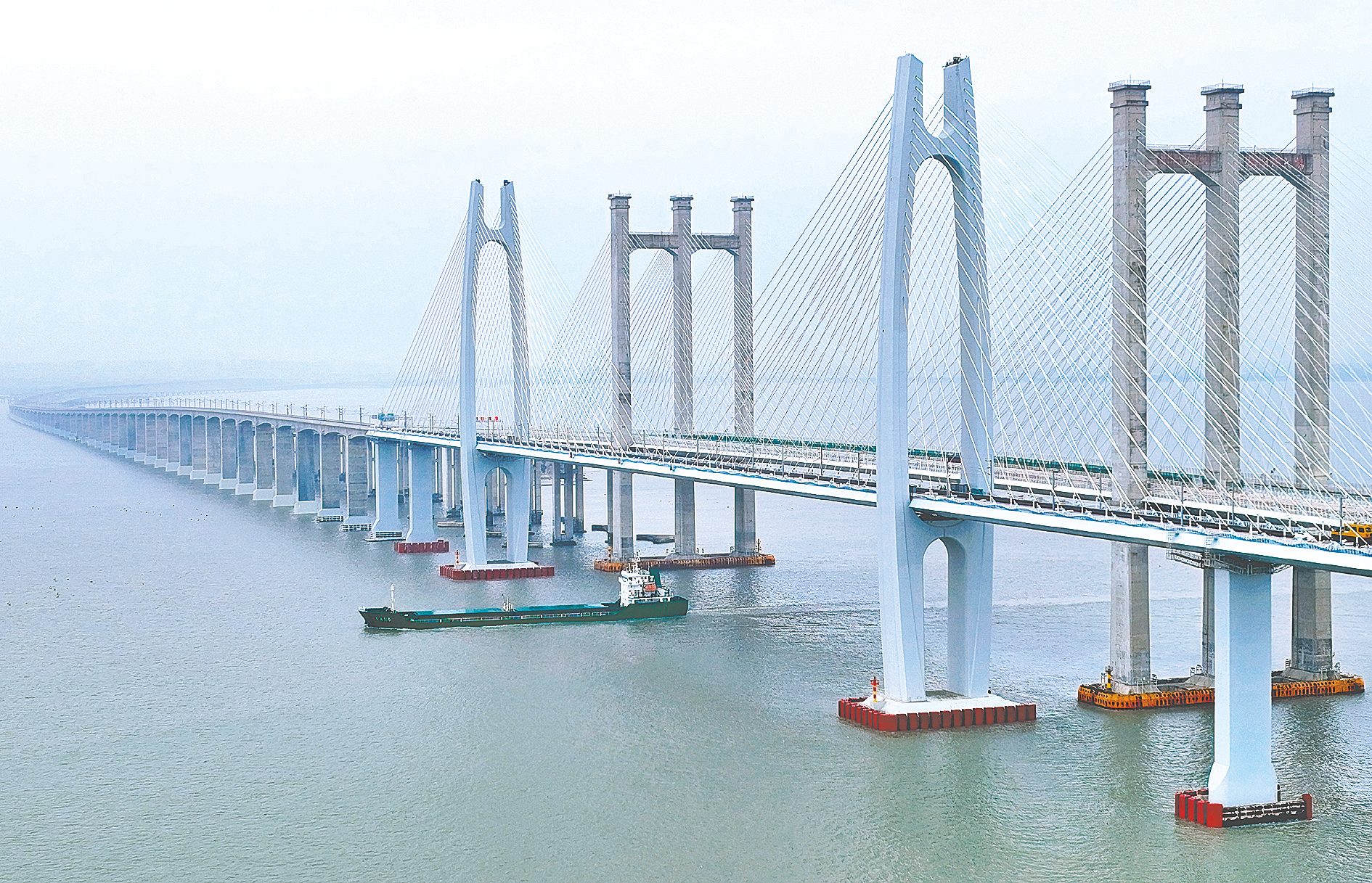 这是2月4日拍摄的新建福厦铁路泉州湾跨海大桥(无人机照片).