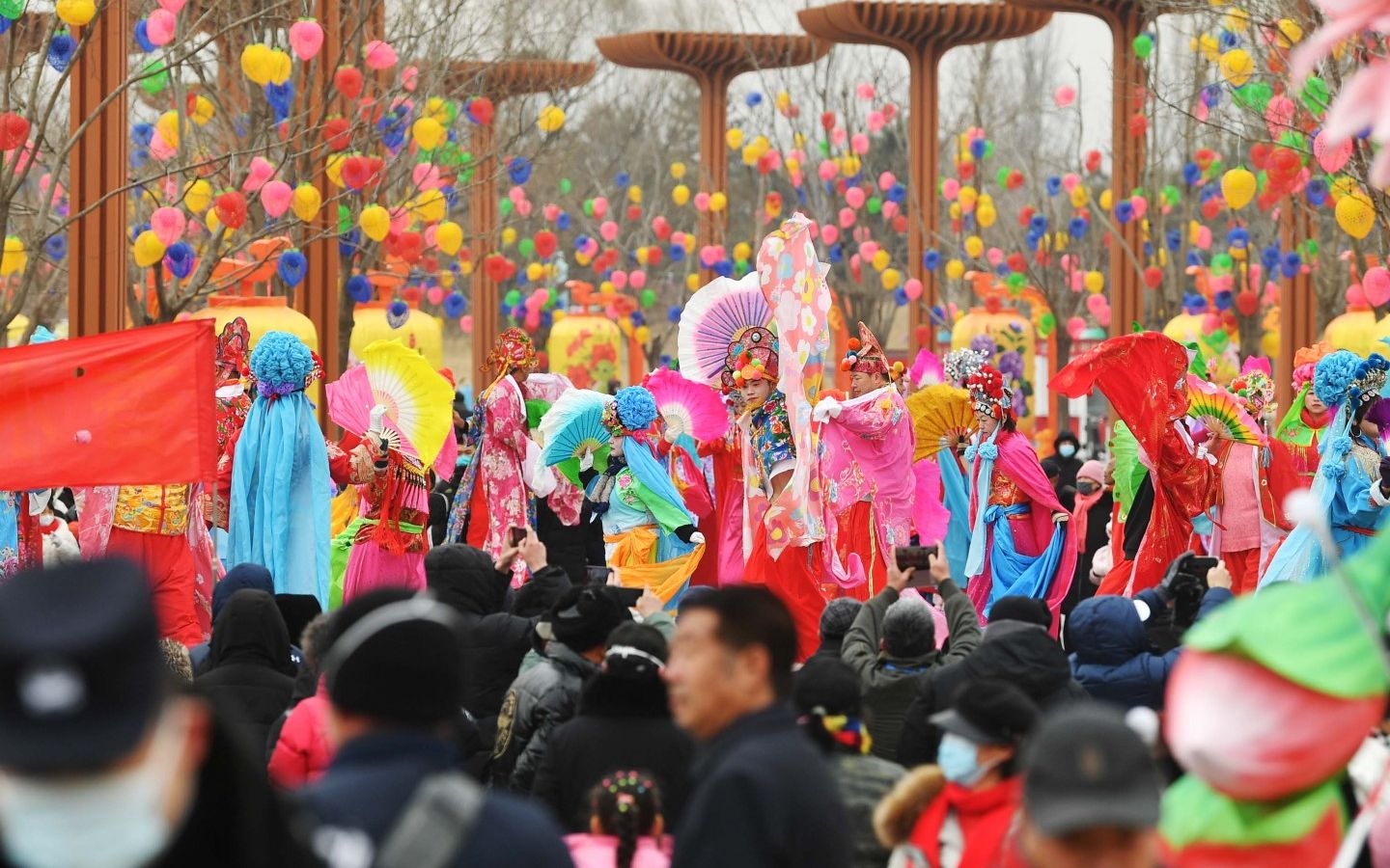 世园公园踩高跷表演.新京报记者 陶冉 摄