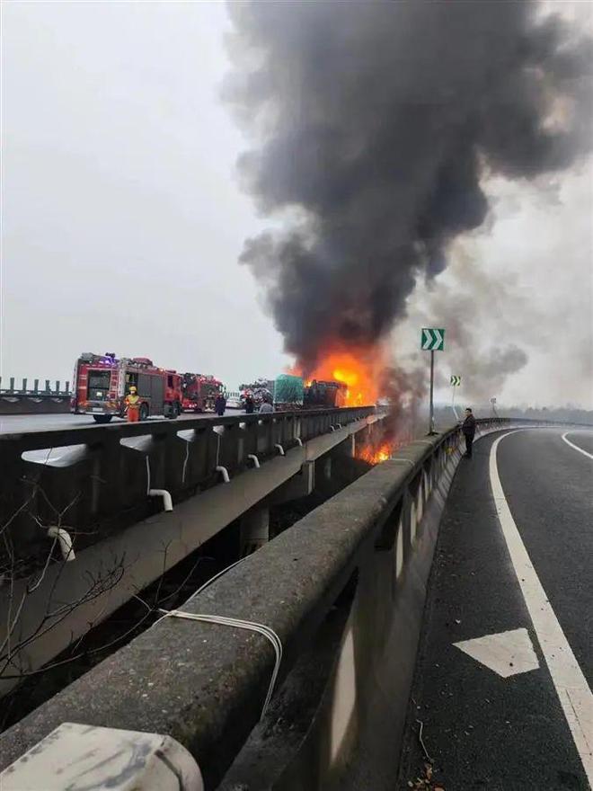 长沙境内许广高速多车相撞造成重大人员伤亡！救援情况→