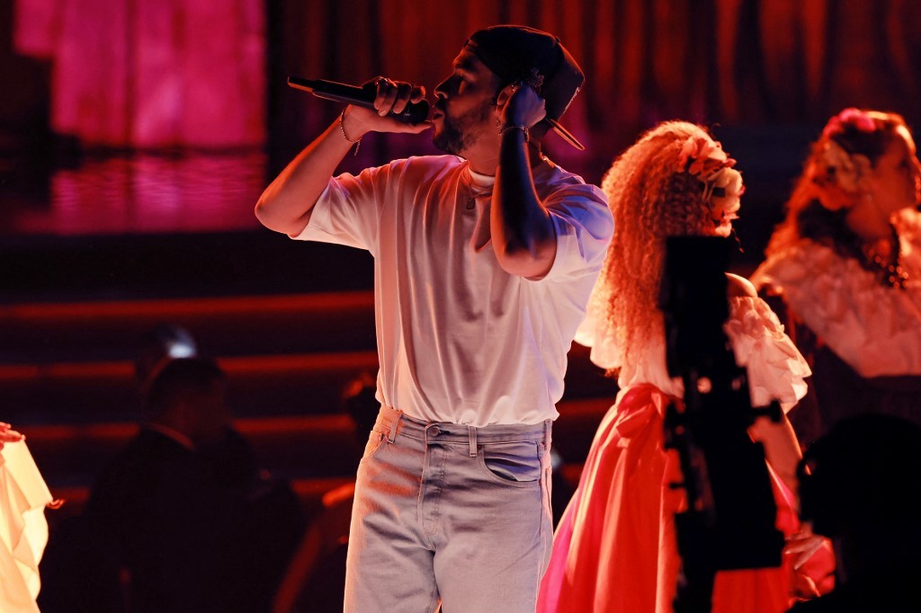 格莱美live|西语天王坏兔子bad bunny 为格莱美开场!