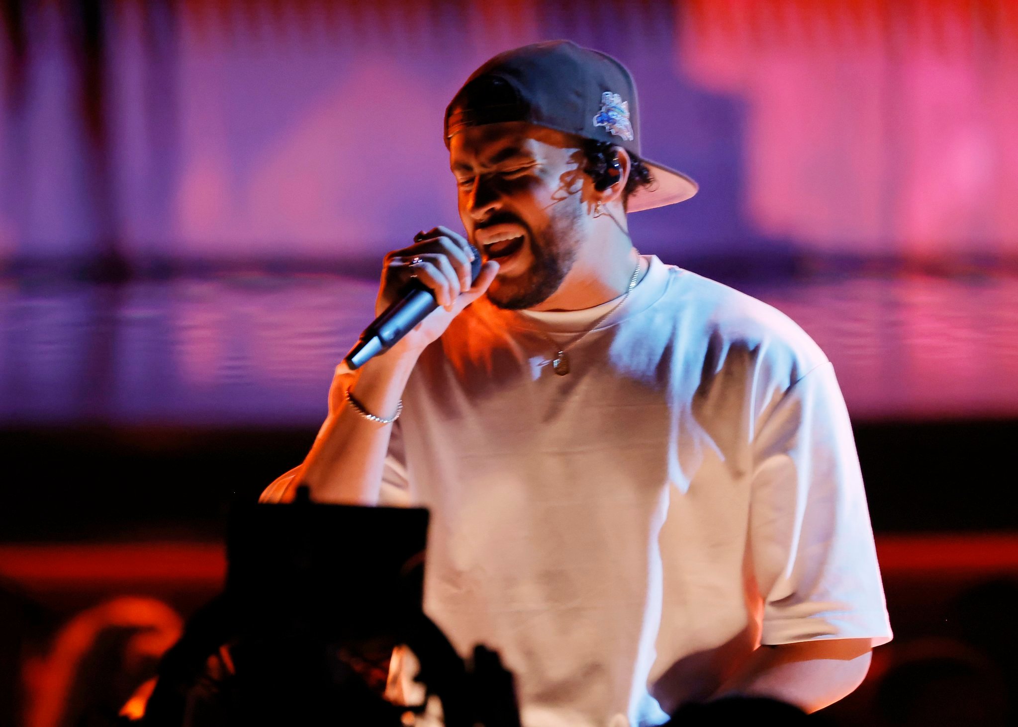 格莱美live|西语天王坏兔子bad bunny 为格莱美开场!