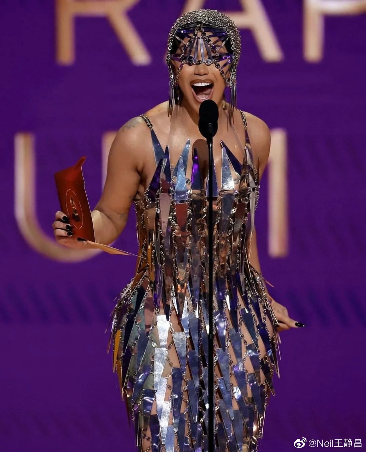 cardi b 在颁奖台上又换了一套衣服……|设计师_新浪新闻