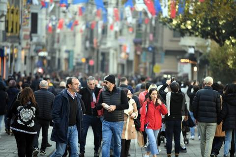 2022年12月29日，人们在土耳其伊斯坦布尔街头行走。（新华社记者沙达提摄）