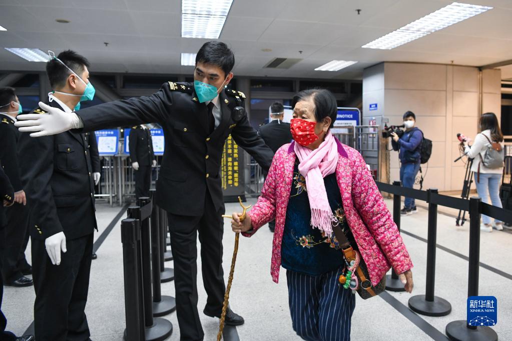 　　2月6日，在罗湖口岸，深圳海关工作人员引导从香港到达深圳的旅客入境。新华社记者 梁旭 摄