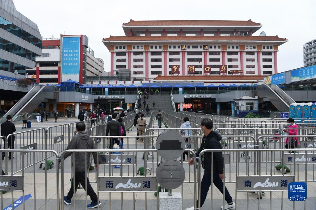 　　2月6日，旅客在罗湖口岸出境前往香港。新华社记者 梁旭 摄