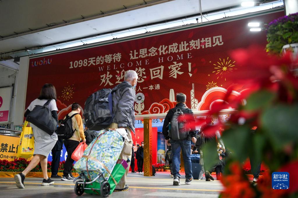 　　2月6日，旅客通过罗湖口岸抵达深圳。新华社记者 梁旭 摄