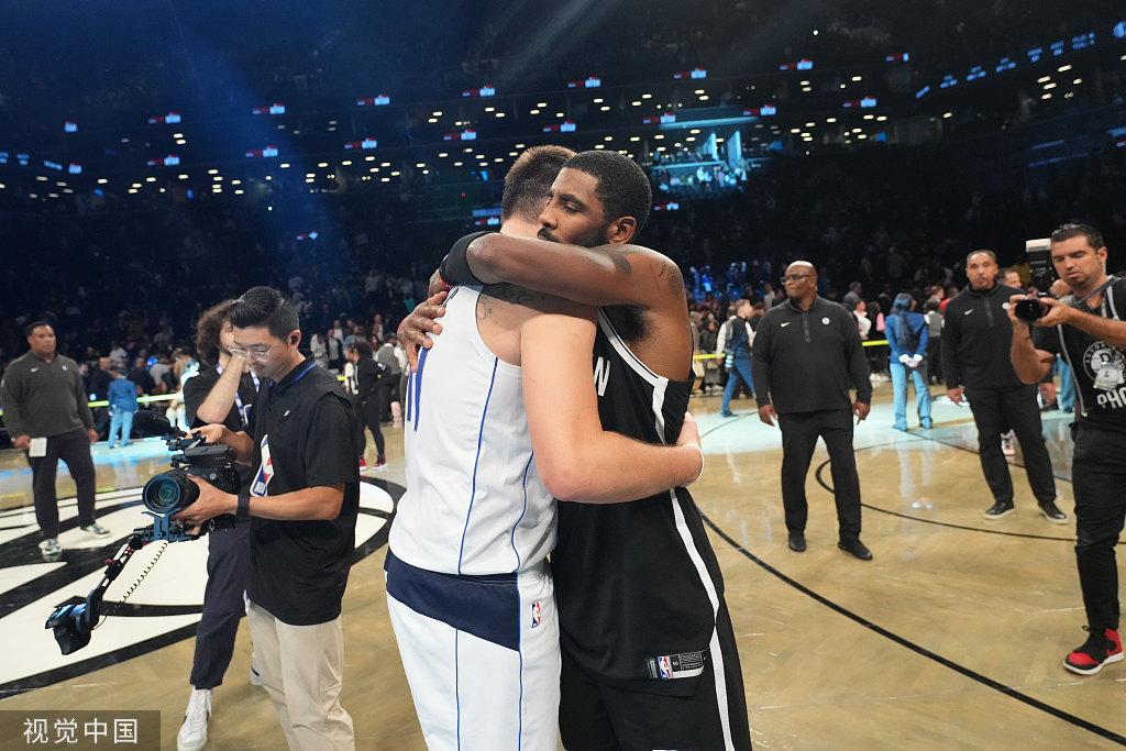 欧文和东契奇拥抱.