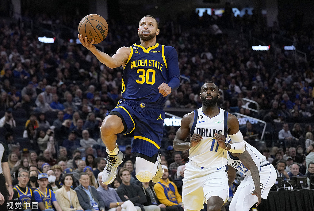 库里在对阵独行侠的比赛中受伤.