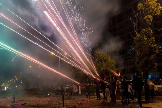 网红烟花"加特林"火了!为啥炒到200还买不到?
