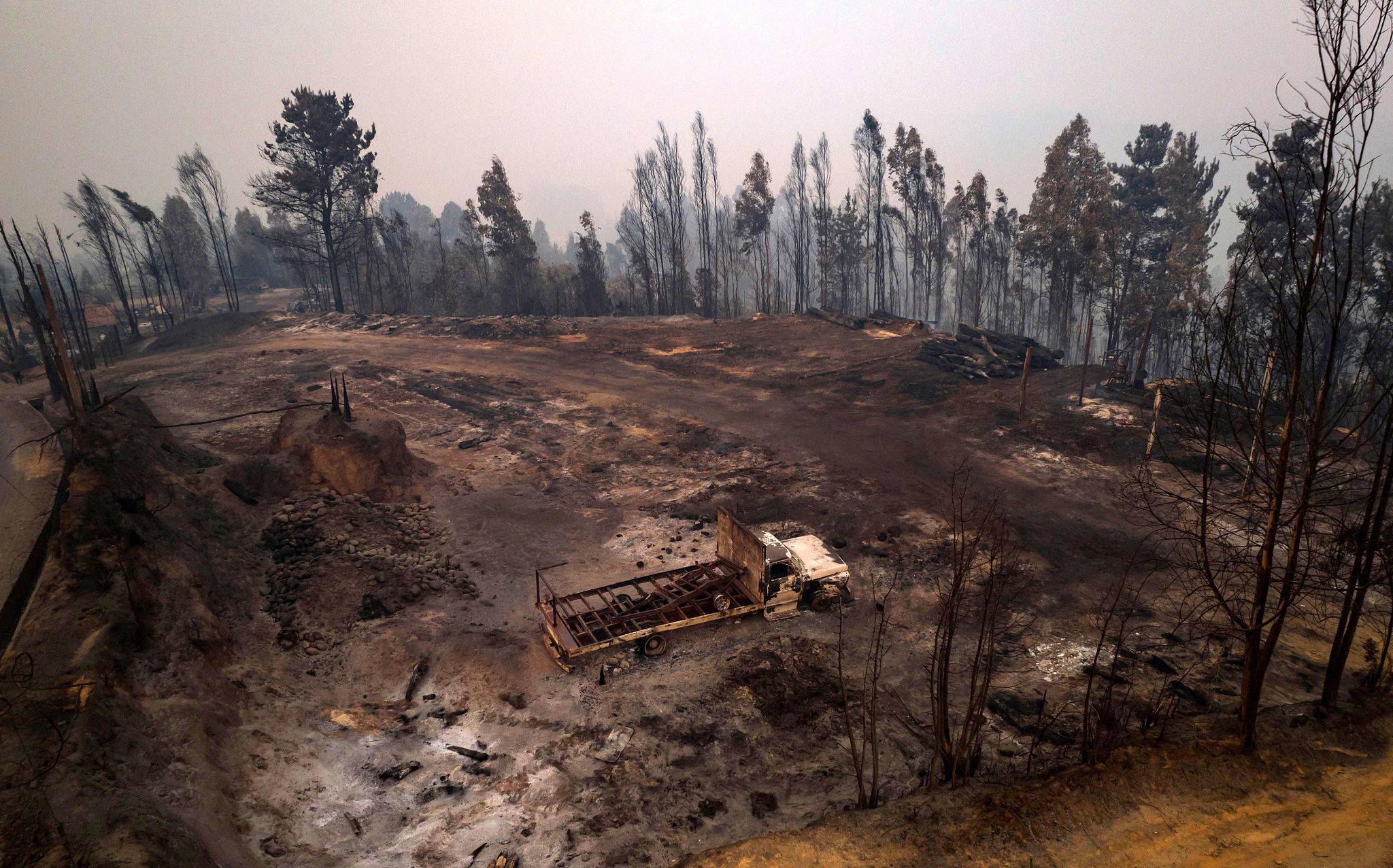 由于热浪席卷中南部地区,该国已发生数百场森林大火,五天内已造成24人