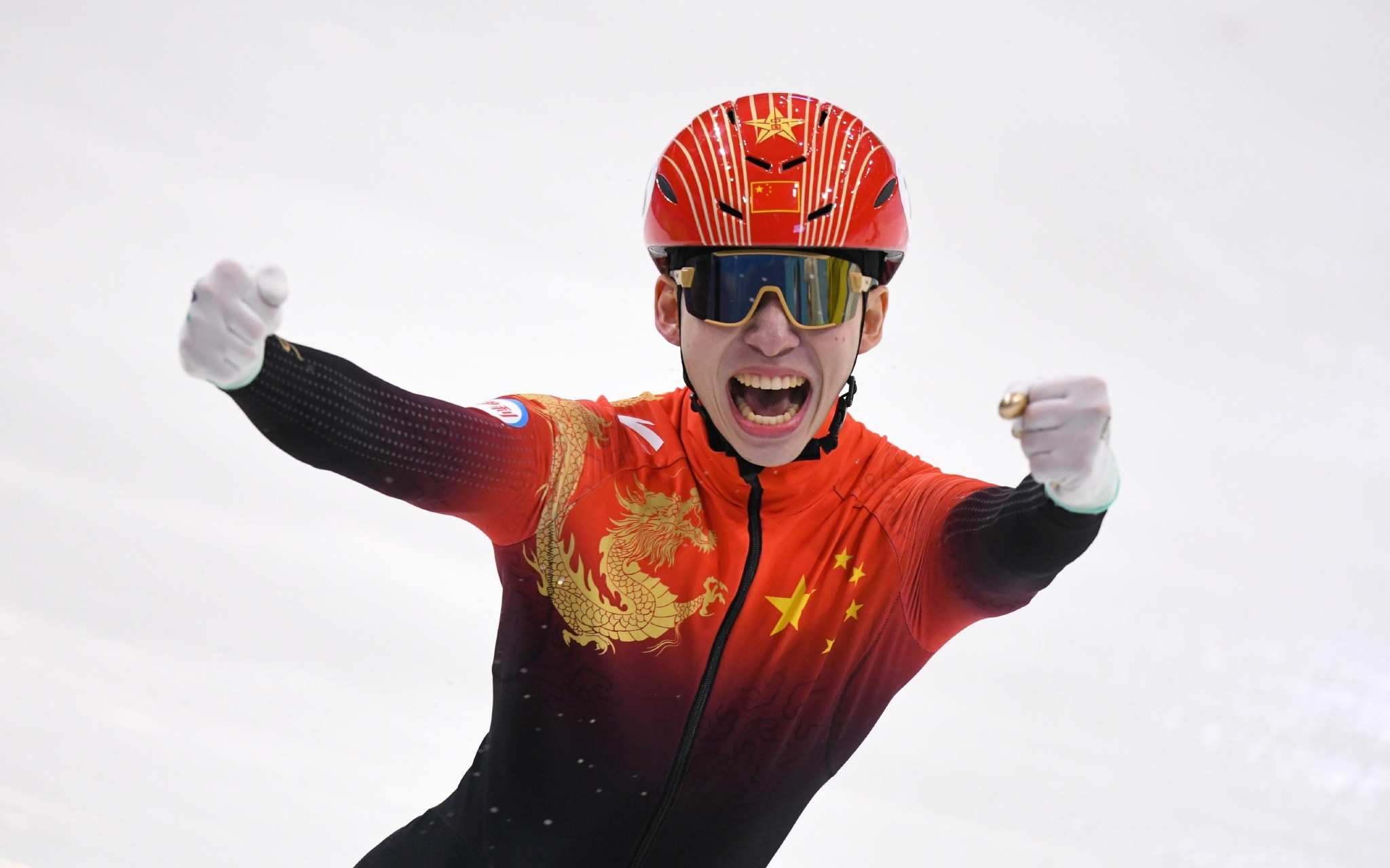 中国队选手林孝埈率先冲过终点后庆祝.&nbsp; 图/新华社