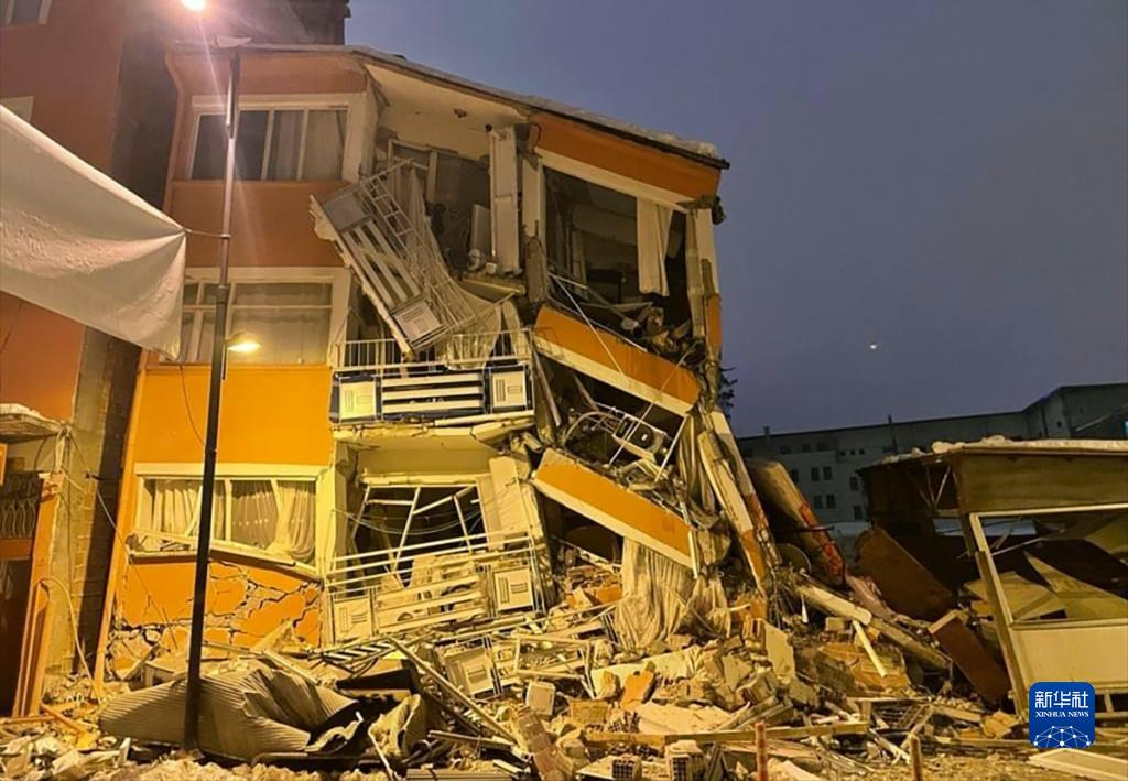 已致2000余人死伤！7.8级地震撼动多国！现场画面揪心！