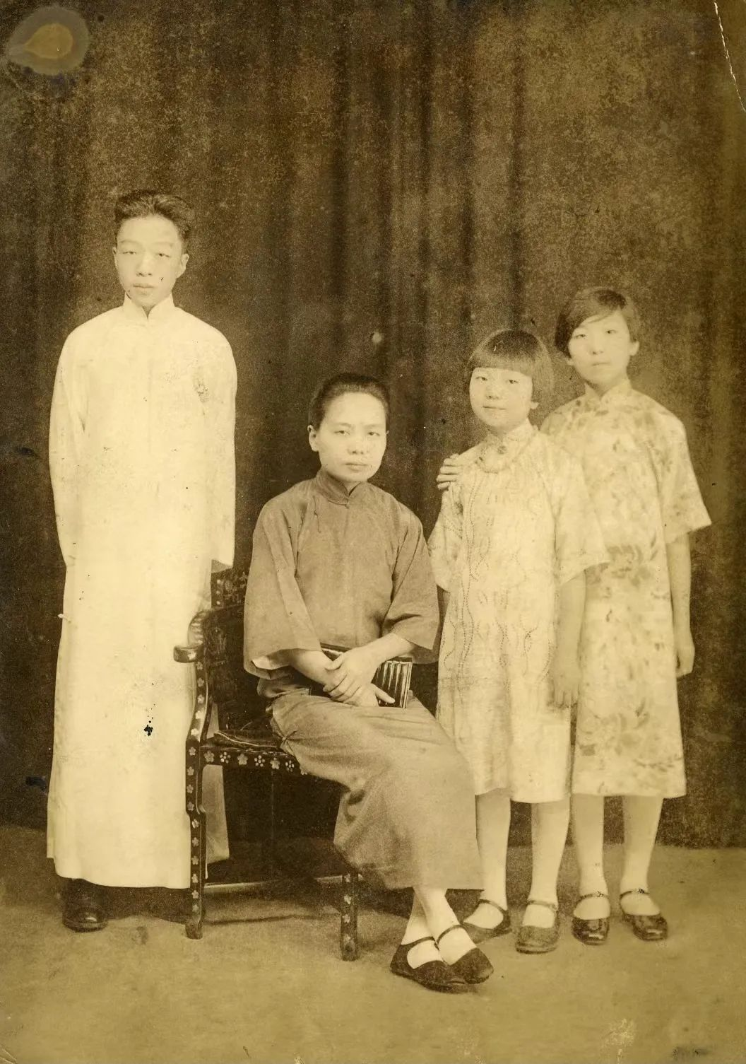 他几乎翻译了整个中国:翻译家杨宪益的传奇人生|英国_新浪新闻