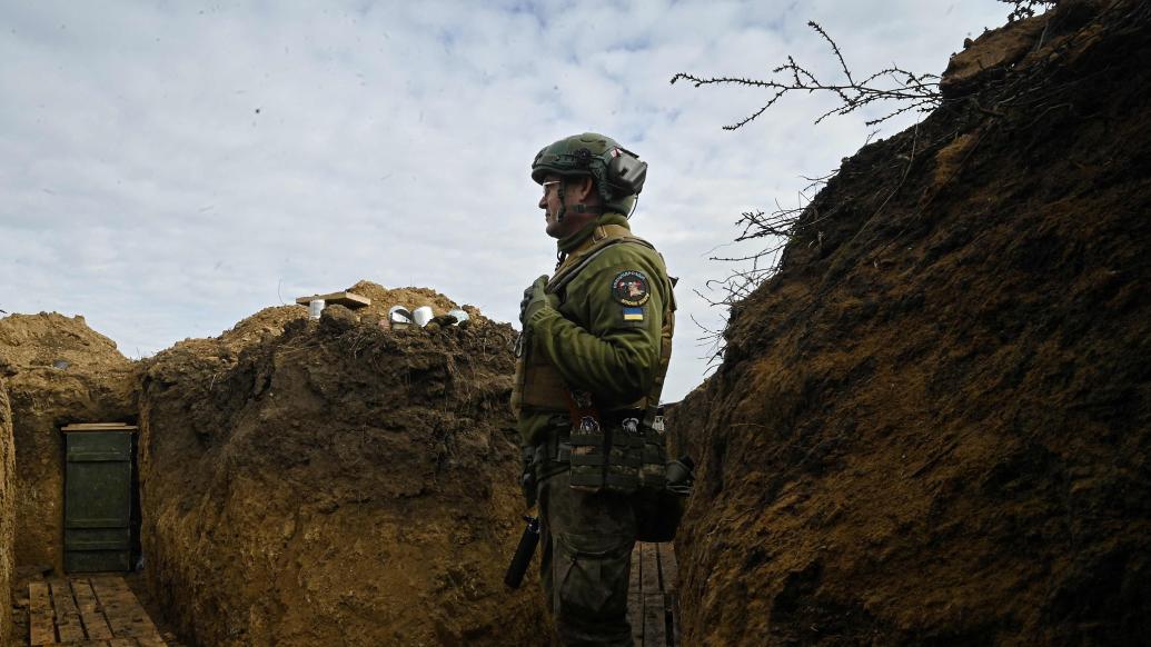 一名乌克兰士兵站在战壕里.视觉中国 资料图