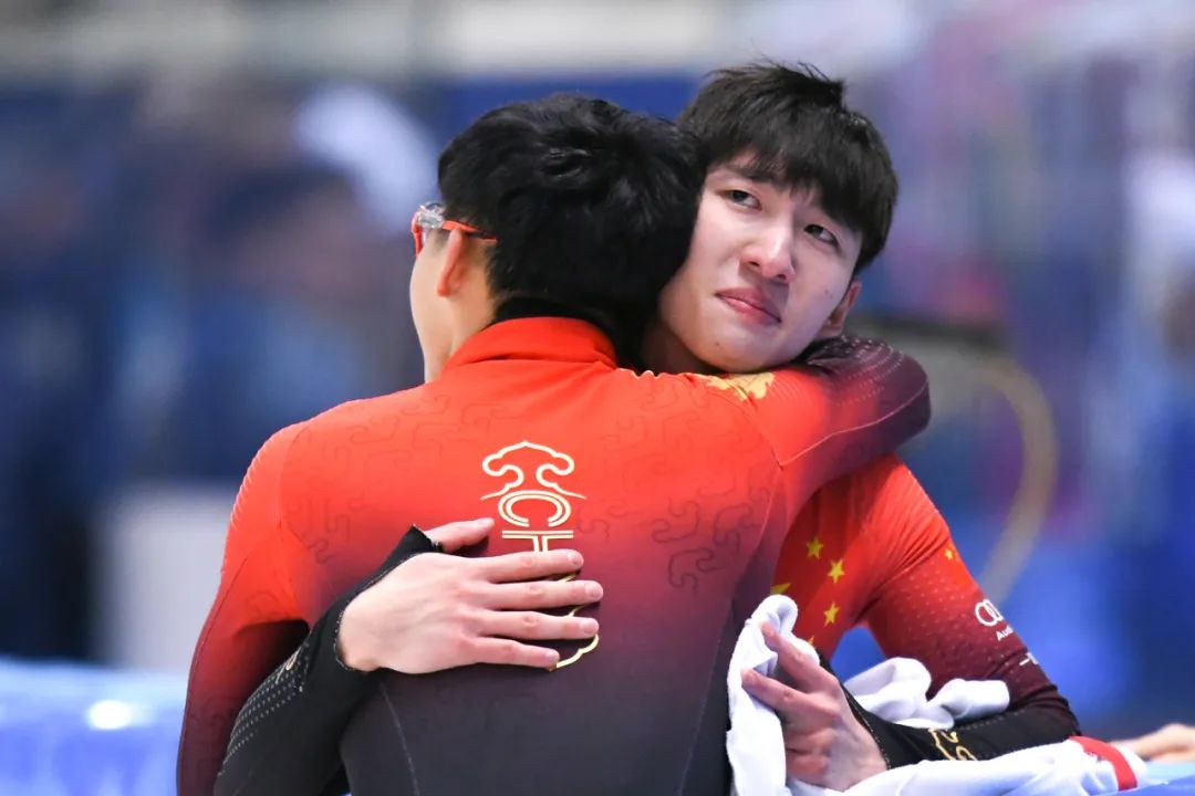 中国选手林孝埈（右）赛后与队友钟宇晨拥抱庆祝。新华社记者 任鹏飞 摄