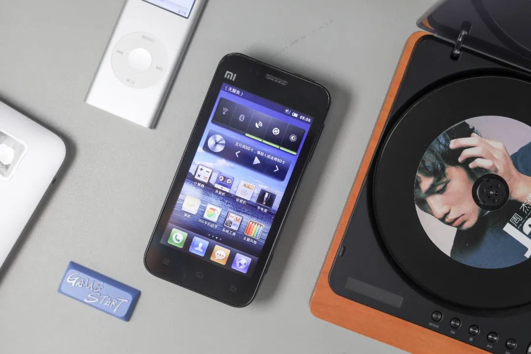 怀旧小抽屉小米手机1代1999元起碉堡了