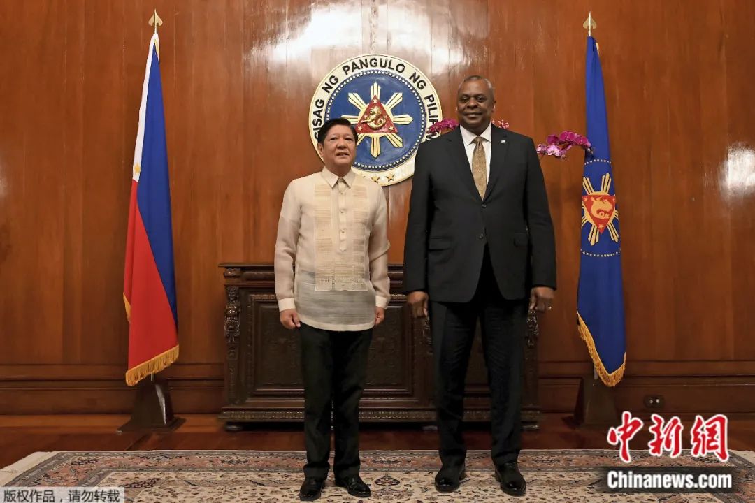 当地时代2023年2月2日，好意思国国防部长奥斯汀（右）在菲律宾马尼拉马拉坎南宫与菲律宾总统马科斯。