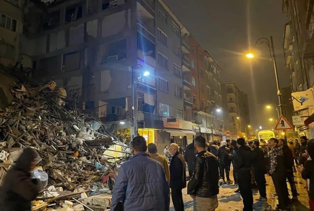 已致2000余人死伤！7.8级地震撼动多国！现场画面揪心！休闲区蓝鸢梦想 - Www.slyday.coM
