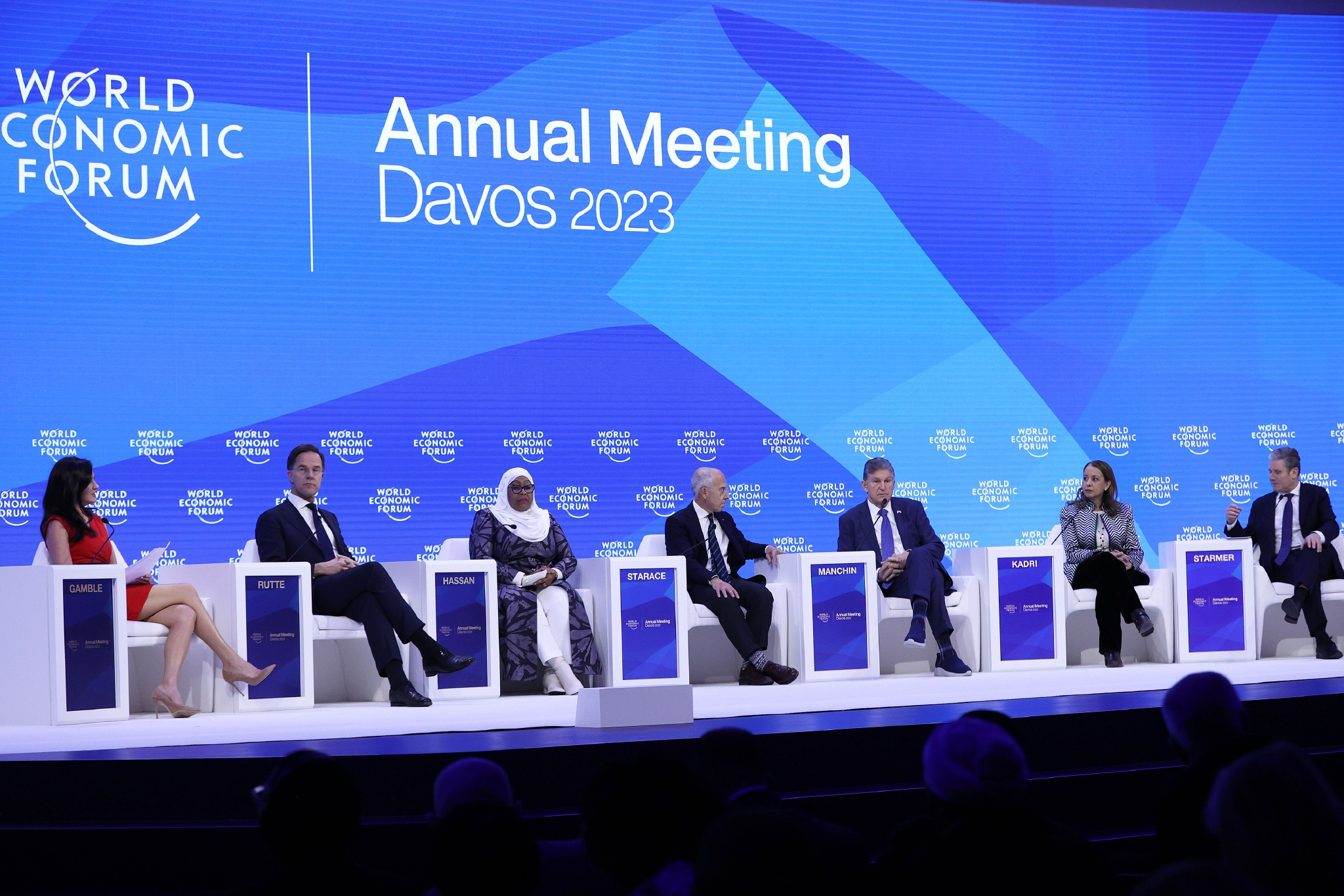 当地时间1月19日,世界经济论坛期间,各界人士齐聚达沃斯共话加强合作.