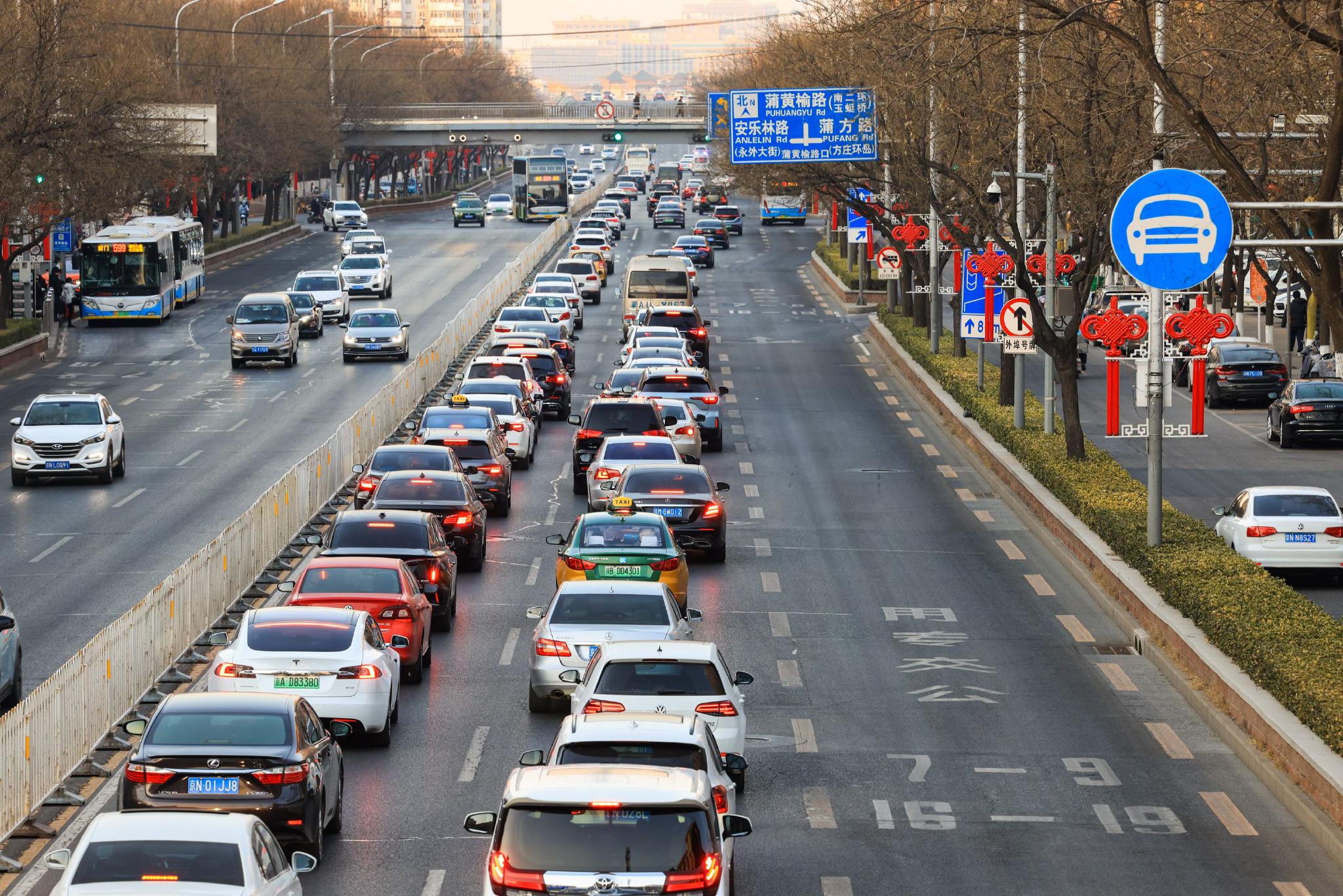 2月4日周六17时，在丰台区蒲黄榆路南向北方向，普通车道上发生拥堵，公交专用道一路畅通。