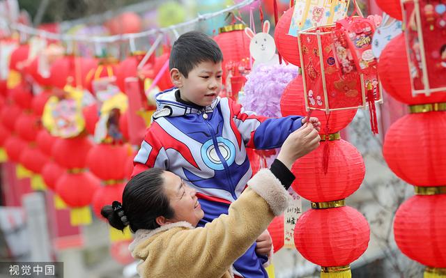三桥社区幸福邻里中心开展新居民欢乐闹元宵活动,小朋友正在猜灯谜