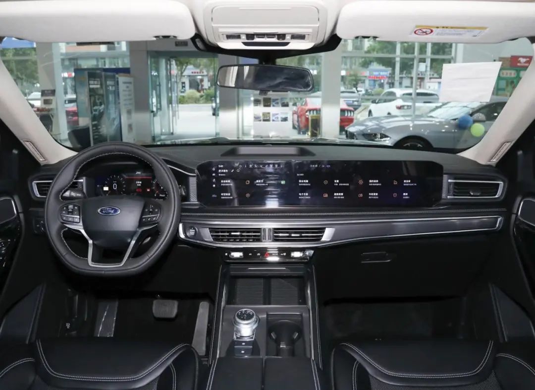 2.3T+10AT，27寸大屏，豪华后驱布局