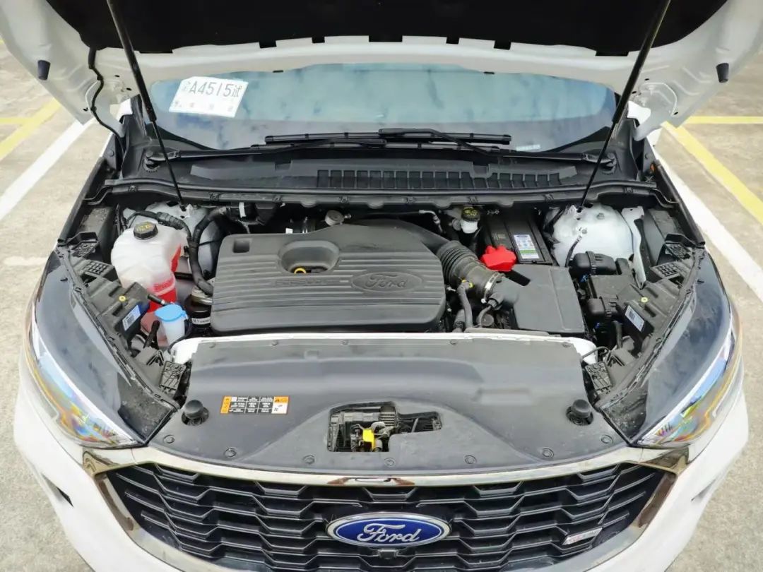 2.3T+10AT，27寸大屏，豪华后驱布局