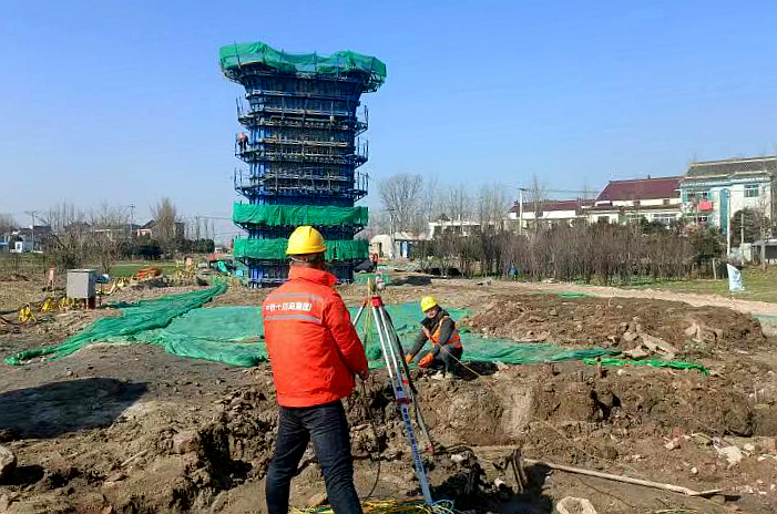上海至南京至合肥高铁通泰扬特大桥施工现场，施工人员在进行作业。