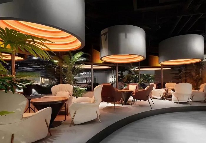 哪家咖啡馆人多一点