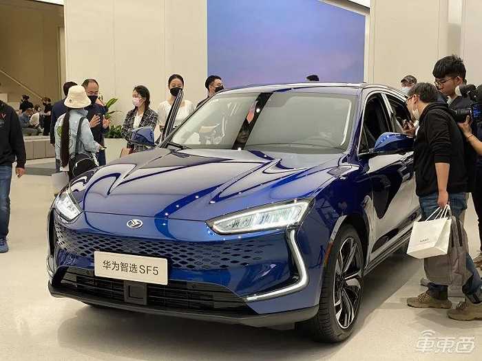 赛力斯华为智选sf5入驻华为门店