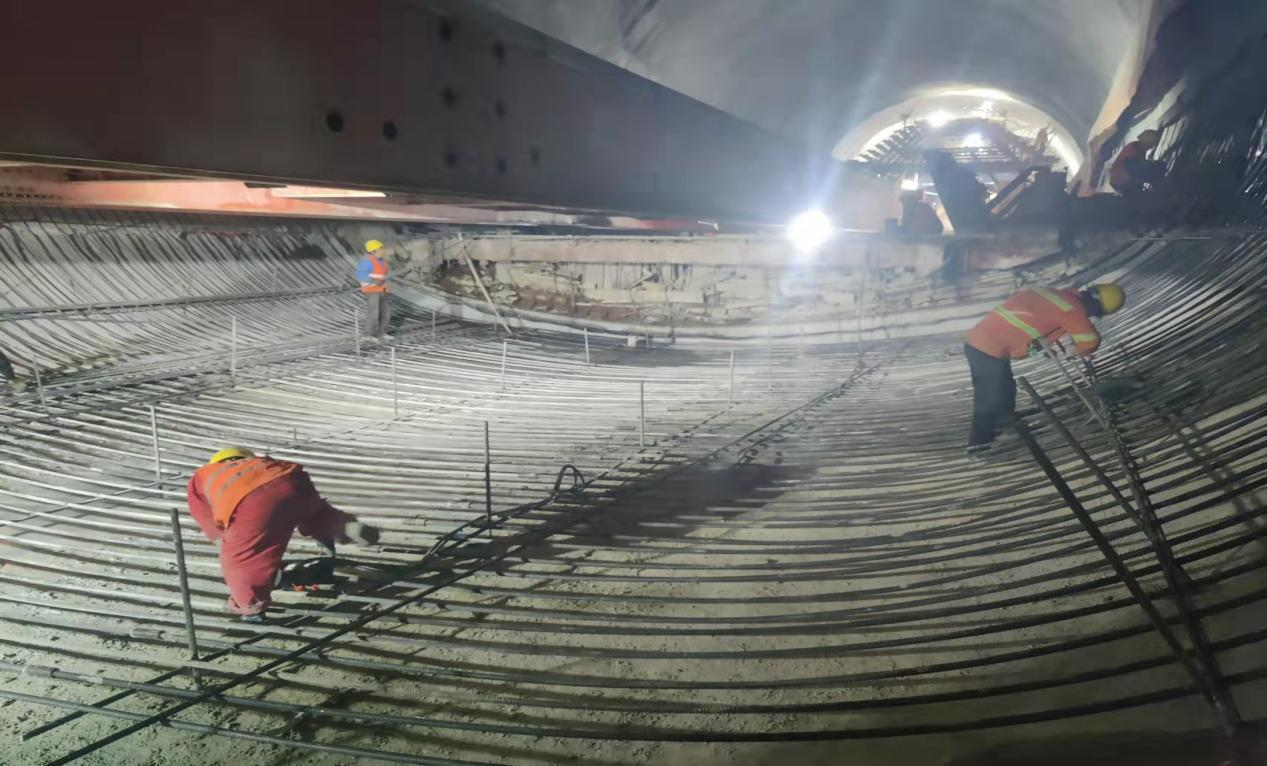 池黄高铁岭上村隧道仰拱施工现场