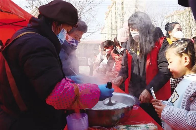 游客在皋兰县非遗过大年现场吃汤圆 董永前 摄