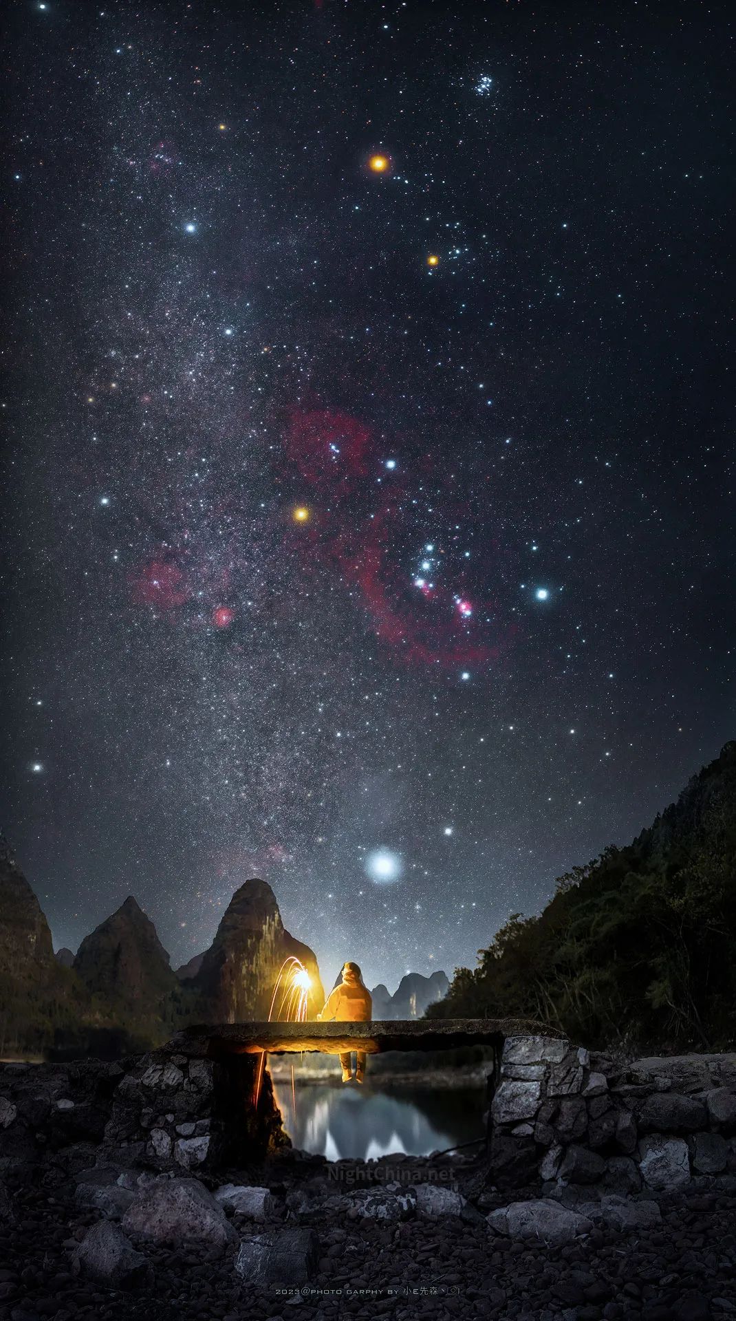 夜晚,烟花与星空都格外璀璨.黑夜衬托了烟花与星空的美.