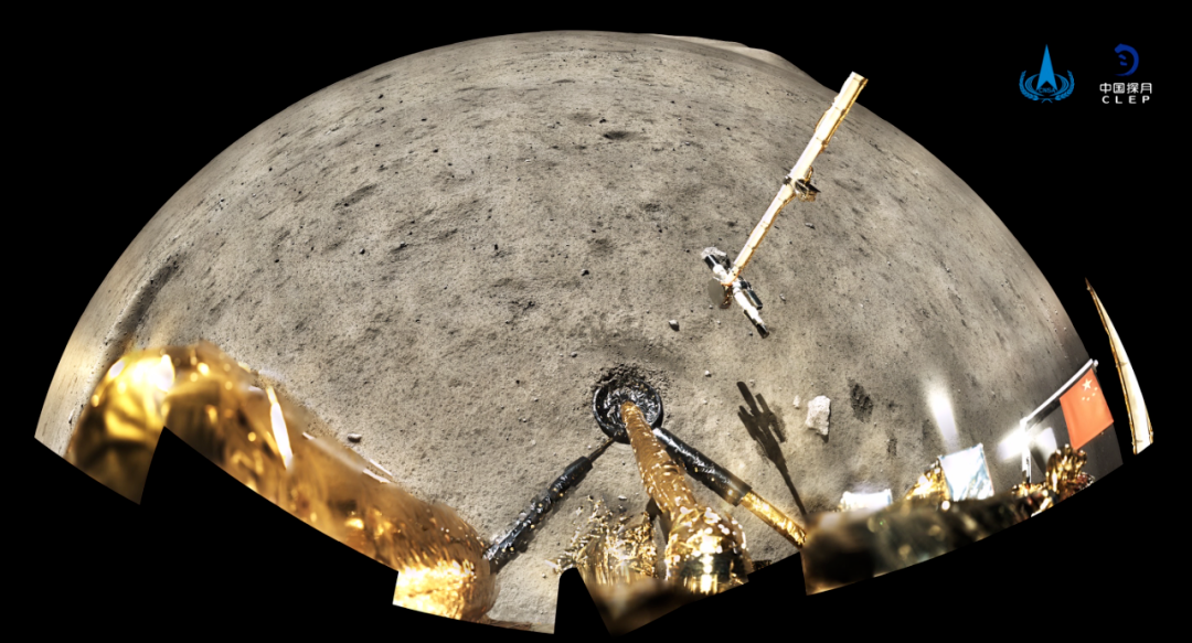 嫦娥五号探测器在月球表面展示国旗。图源：国家航天局